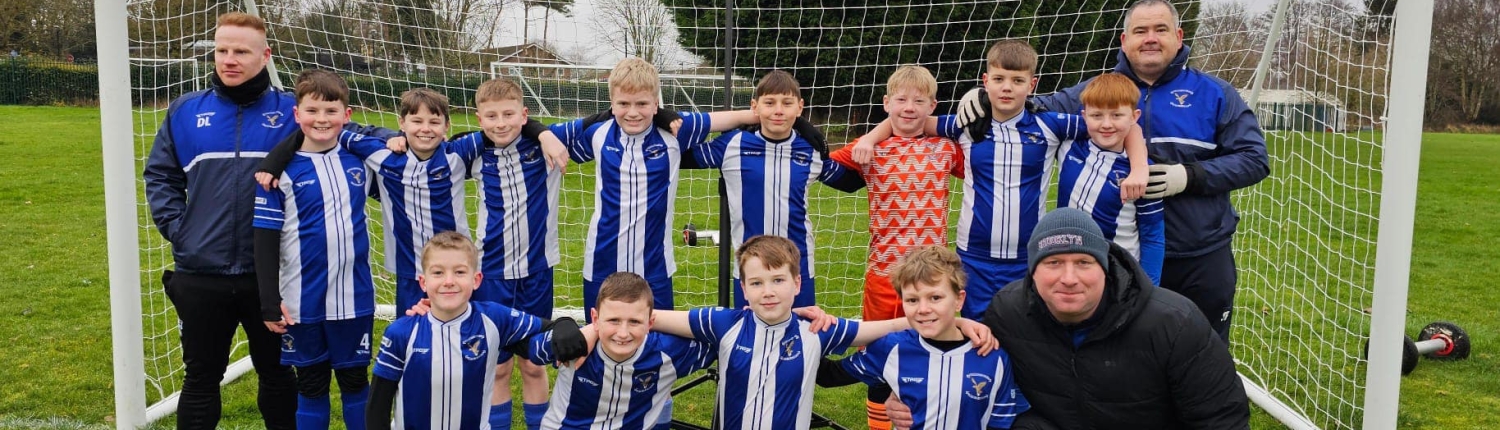 Bedworth Eagles U12 Juniors football team with their Veo camera.